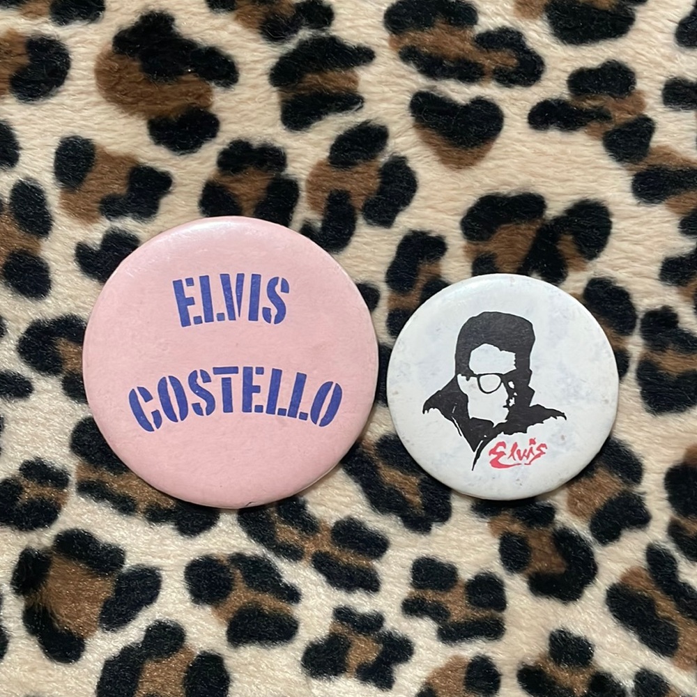 ELVIS COSTELLO 🎸 Vintage Rock Button Pin Pinback Collectible Punk Music Wave